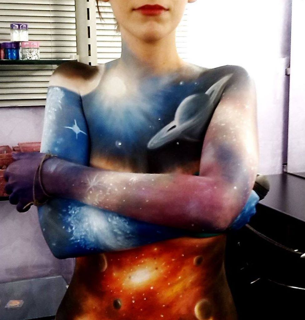 bodypainting spaziale tra galassie e pianeti