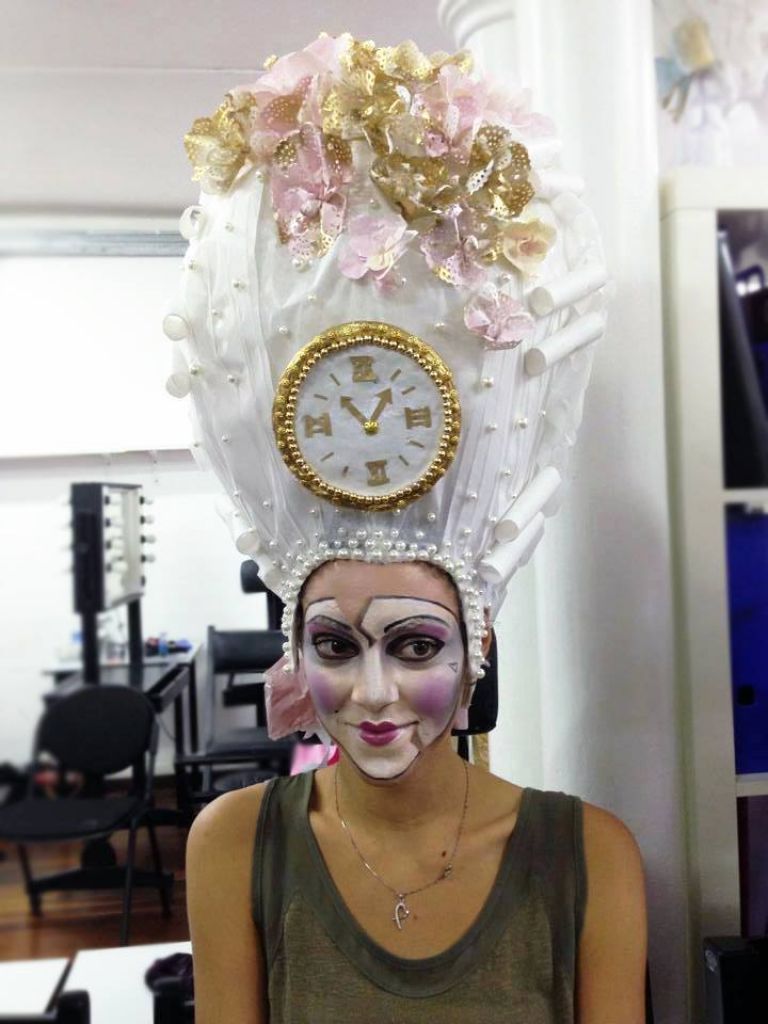 Maschera teatrale e parrucca di carta